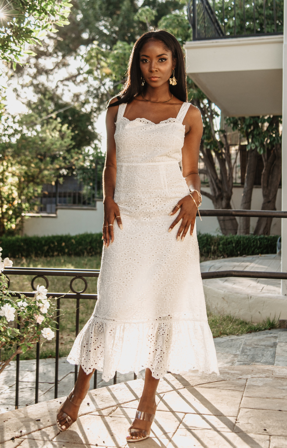 Meet our Juliet Cotton Scallop Edge Midi Dress - a stunning summer essential. This classy and chic maxi dress features an open back with big ties, adorned with a beautiful scallop edge detail. Glow all summer in this elegant piece that exudes sophistication.&nbsp;
