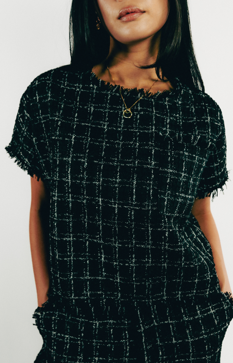 Discover the Milano Tweed Frayed Hem Top, the perfect addition to your fall wardrobe. This chic and stylish tweed top features a beautiful plaid detail and a unique frayed hem, blending comfort with contemporary fashion. Elevate your autumn look with our Milano tweed frayed hem top, ideal for both casual outings and sophisticated gatherings.&nbsp;