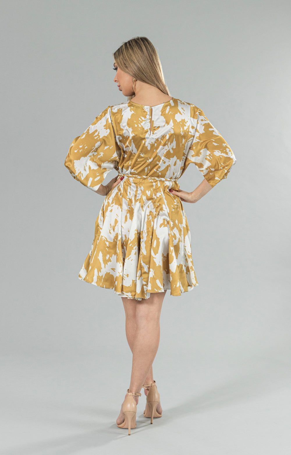 Unleash your inner elegance with our exquisite Valentina short flowy dress, adorned in a mesmerizing yellow and white pattern. The delicate elastic at the sleeve openings adds a touch of grace, while the braided waistband accentuates your curves in a subtle yet alluring way. Whether it's for a daytime affair or a romantic evening rendezvous, this short dress is the epitome of sophistication and romance.