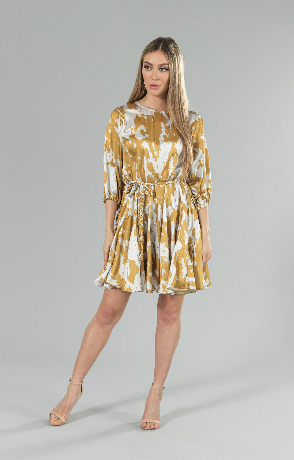 Unleash your inner elegance with our exquisite Valentina short flowy dress, adorned in a mesmerizing yellow and white pattern. The delicate elastic at the sleeve openings adds a touch of grace, while the braided waistband accentuates your curves in a subtle yet alluring way. Whether it's for a daytime affair or a romantic evening rendezvous, this short dress is the epitome of sophistication and romance.