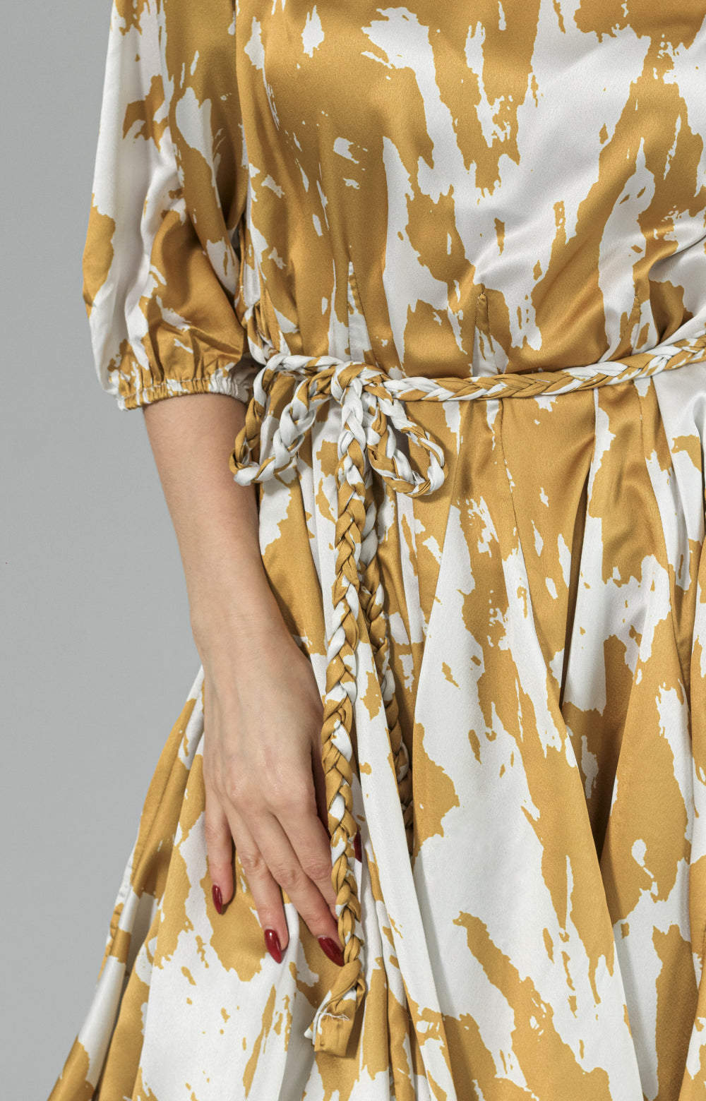 Unleash your inner elegance with our exquisite Valentina short flowy dress, adorned in a mesmerizing yellow and white pattern. The delicate elastic at the sleeve openings adds a touch of grace, while the braided waistband accentuates your curves in a subtle yet alluring way. Whether it's for a daytime affair or a romantic evening rendezvous, this short dress is the epitome of sophistication and romance.