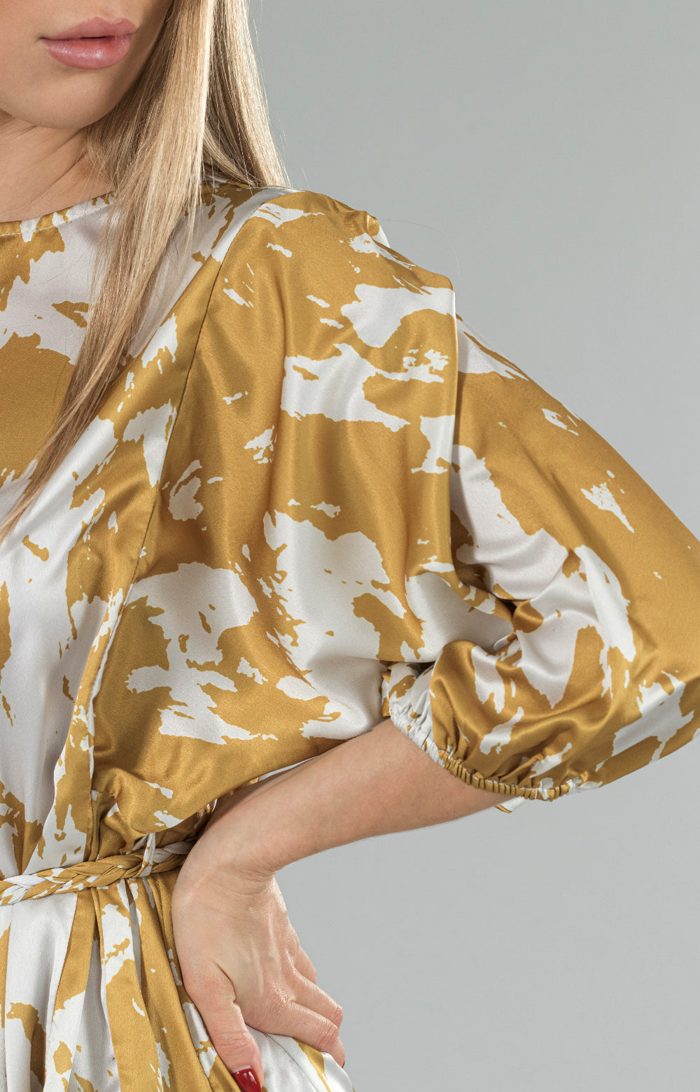 Unleash your inner elegance with our exquisite Valentina short flowy dress, adorned in a mesmerizing yellow and white pattern. The delicate elastic at the sleeve openings adds a touch of grace, while the braided waistband accentuates your curves in a subtle yet alluring way. Whether it's for a daytime affair or a romantic evening rendezvous, this short dress is the epitome of sophistication and romance.