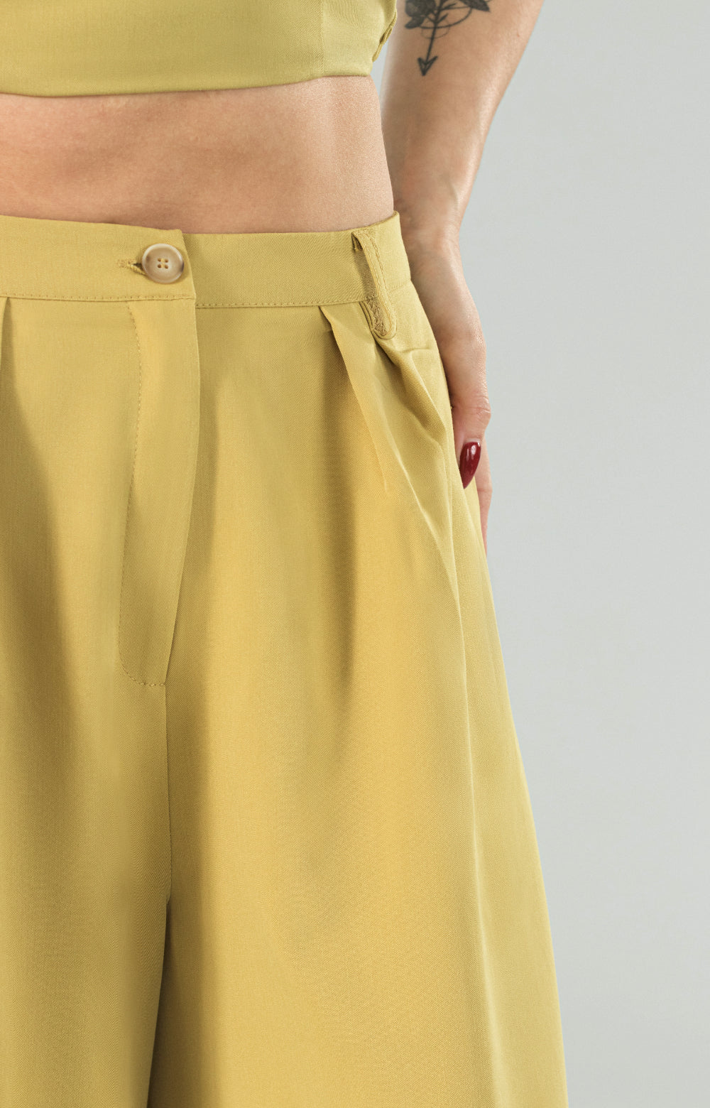 Introducing our Elis wide leg high waisted pants, the perfect addition to your wardrobe. It features a flattering high waist design, wide leg and elastic waistband at back for comfortable fit, and and pockets for added convenience. The front pleats create a sophisticated look, while the wide leg adds a touch of elegance. Made from a beautiful and high-quality fabric, these wide leg pants come in a stunning color that is sure to turn heads.&nbsp;