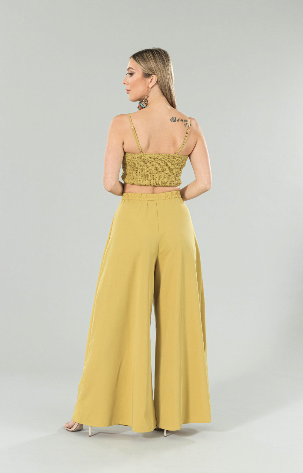 Introducing our Elis wide leg high waisted pants, the perfect addition to your wardrobe. It features a flattering high waist design, wide leg and elastic waistband at back for comfortable fit, and and pockets for added convenience. The front pleats create a sophisticated look, while the wide leg adds a touch of elegance. Made from a beautiful and high-quality fabric, these wide leg pants come in a stunning color that is sure to turn heads.&nbsp;