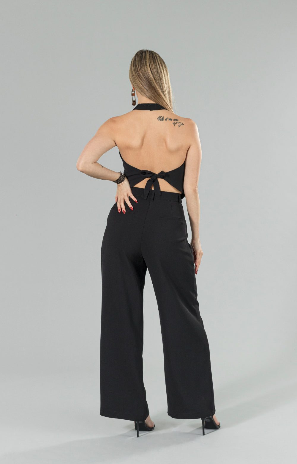 Introducing our Mia tailored pants with Pleats Detail, the perfect addition to your wardrobe for a timeless and sophisticated look. Crafted with high-quality fabric, this <span data-mce-fragment="1">tailored straight leg pants</span> offers both comfort and elegance in one.<br data-mce-fragment="1">Featuring flat-front pleats, our pant offers a flattering and slimming silhouette, making it suitable for any body type. The straight leg cut elongates your legs for a polished and chic appearance.&nbsp;
