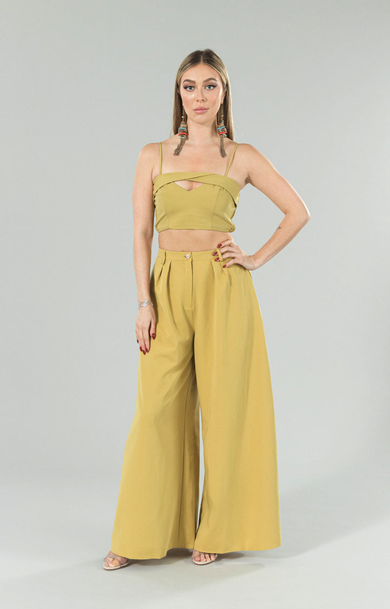 Introducing our stunning Elis twisted front crop top, perfect for adding a pop of color to your wardrobe! With a unique twist at the front neck and adjustable straps, this crop top offers a comfortable and customizable fit. The smocking detail at the back not only adds a touch of style, but also ensures a flattering silhouette. Made with high-quality materials, this crop top is a must-have for any wardrobe.&nbsp;