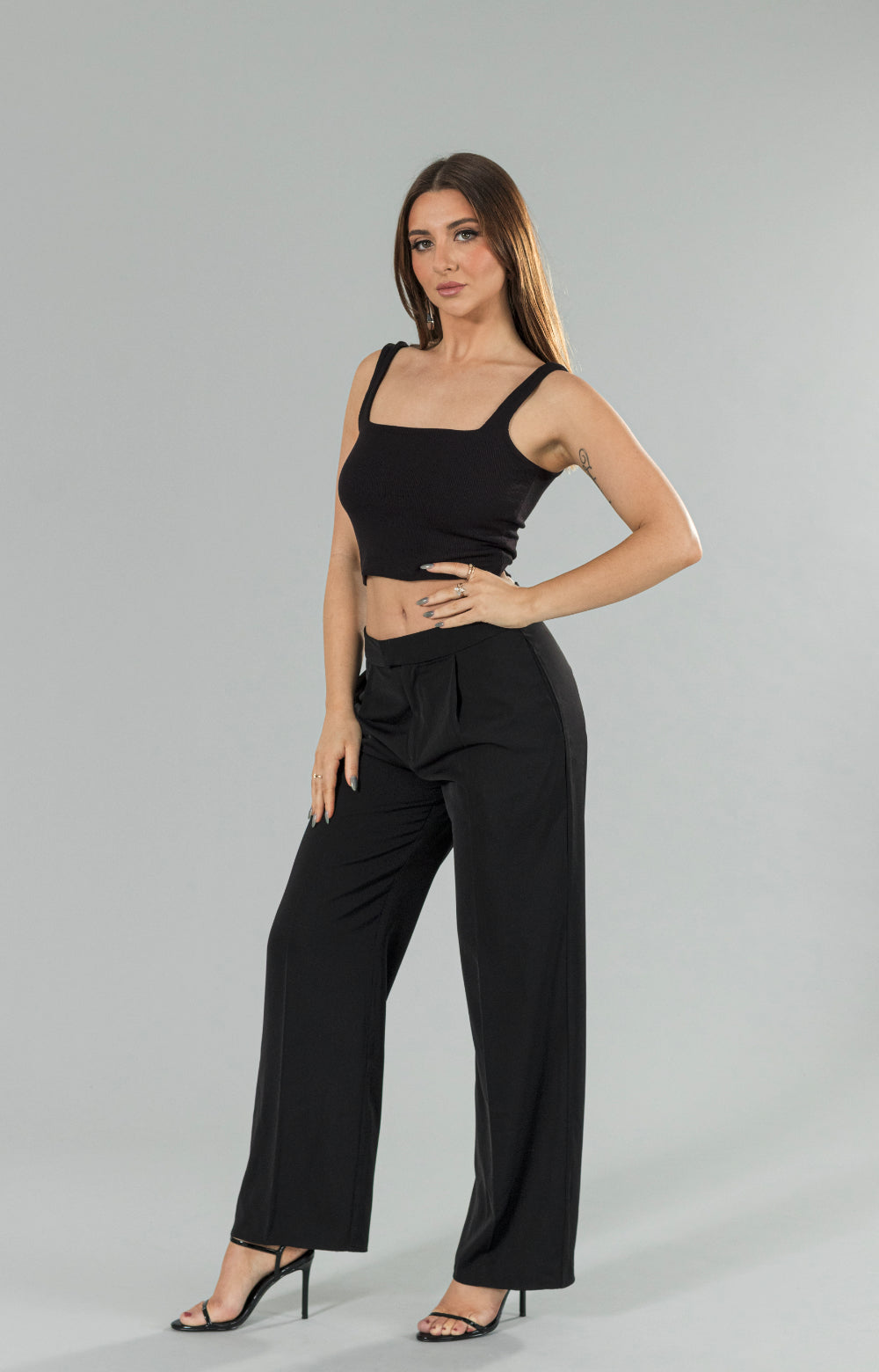Introducing our Tia rib crop top, your new go-to wardrobe staple! Made from super soft and buttery fabric, this crop top offers unbeatable comfort all day long. With its stretchy material, it provides a wonderful body-hugging fit that flatters your curves. Perfect for everyday wear or dressing up for a night out, this rib crop top will quickly become a must-have in your closet.